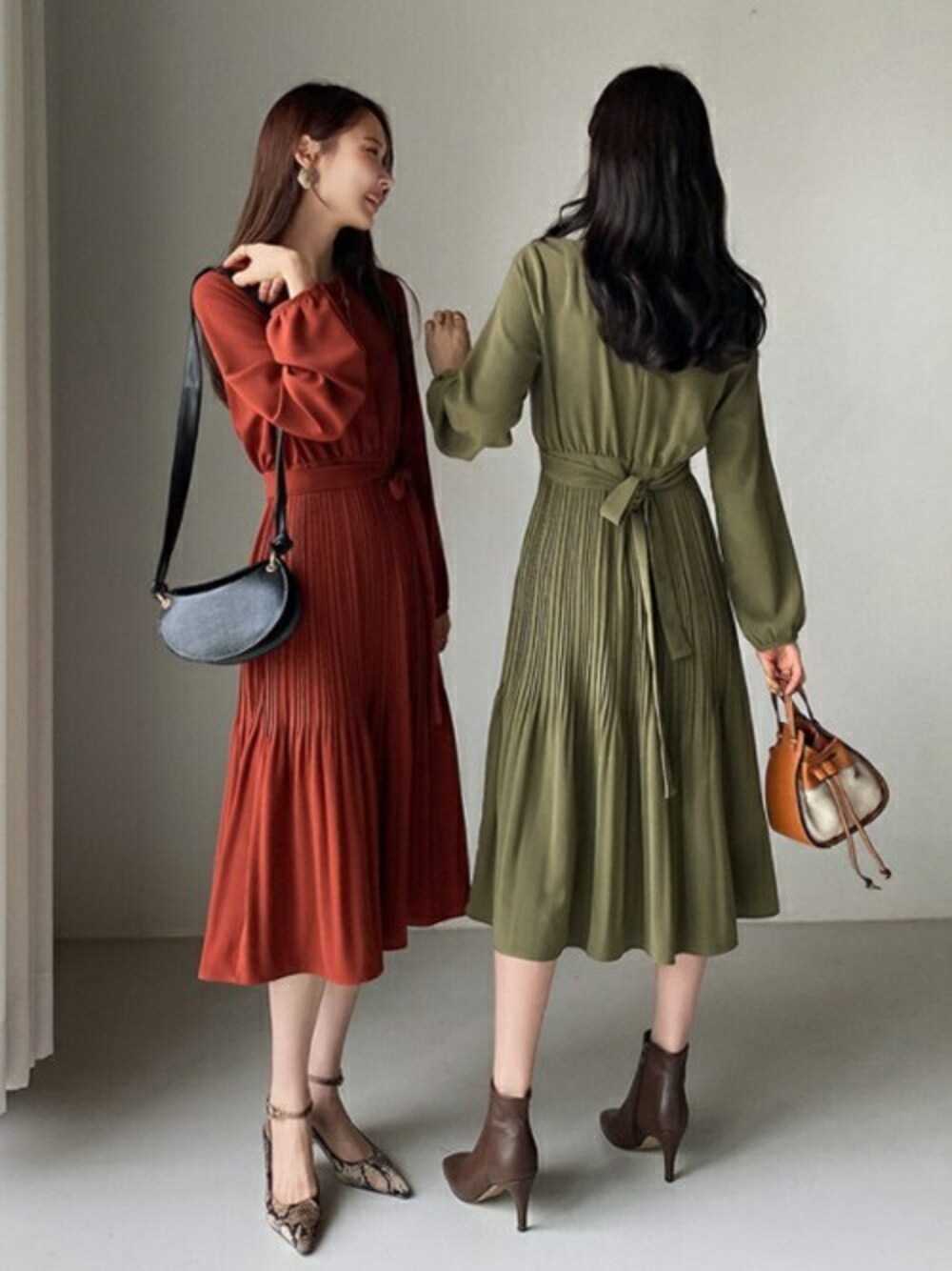 グリーン系のワンピース、レッド系のワンピース、ホワイト系のその他を着用したレディースの秋コーディネートの1枚目の写真