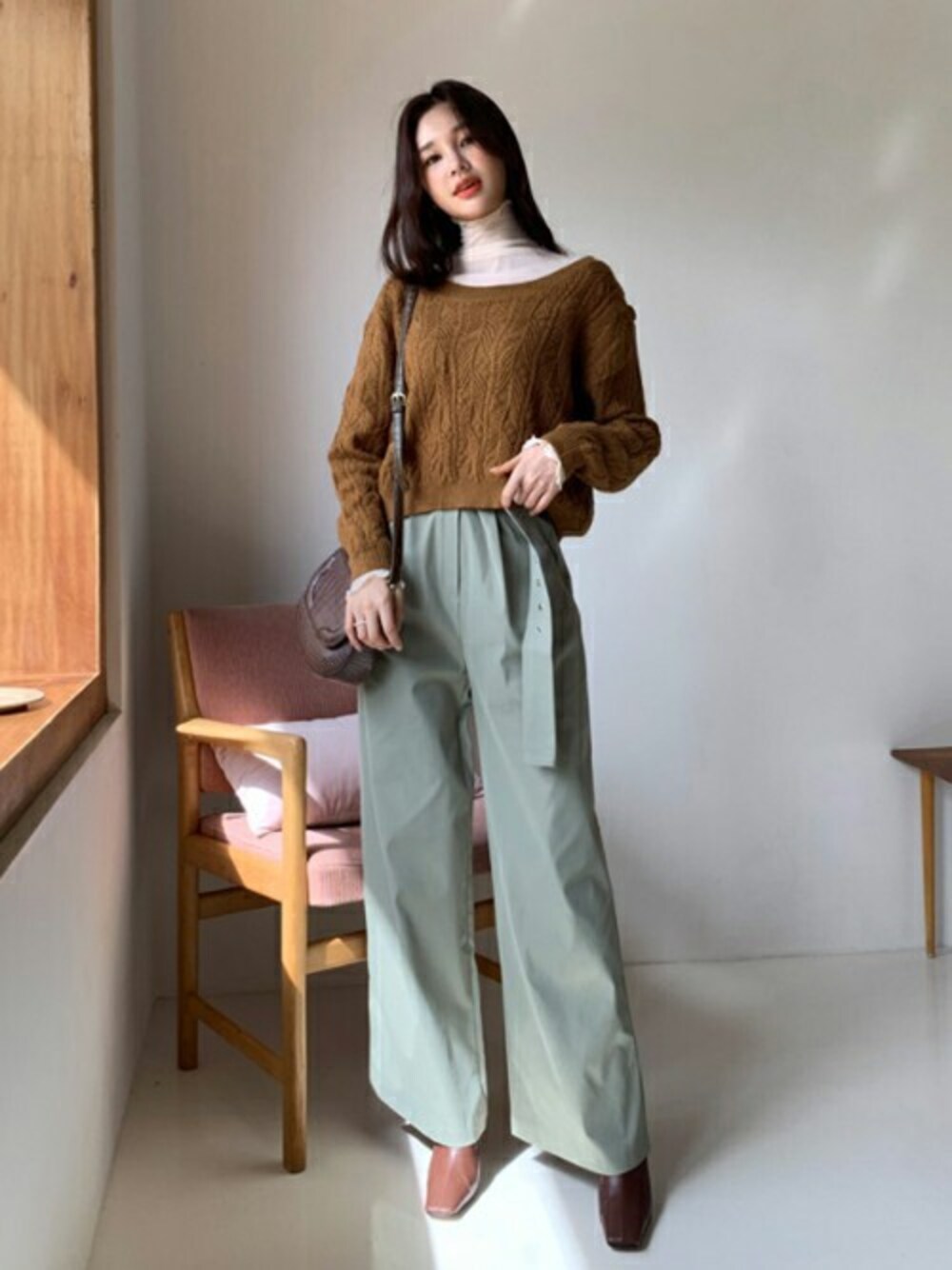 ブラウン系のニット/セーター、グリーン系のスラックス、その他のTシャツ/カットソーを着用したレディースの秋コーディネートの1枚目の写真