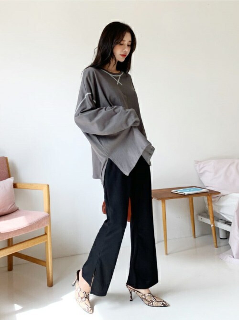 グレー系のTシャツ/カットソー、ブラック系のTシャツ/カットソーを着用したレディースの秋コーディネートの1枚目の写真