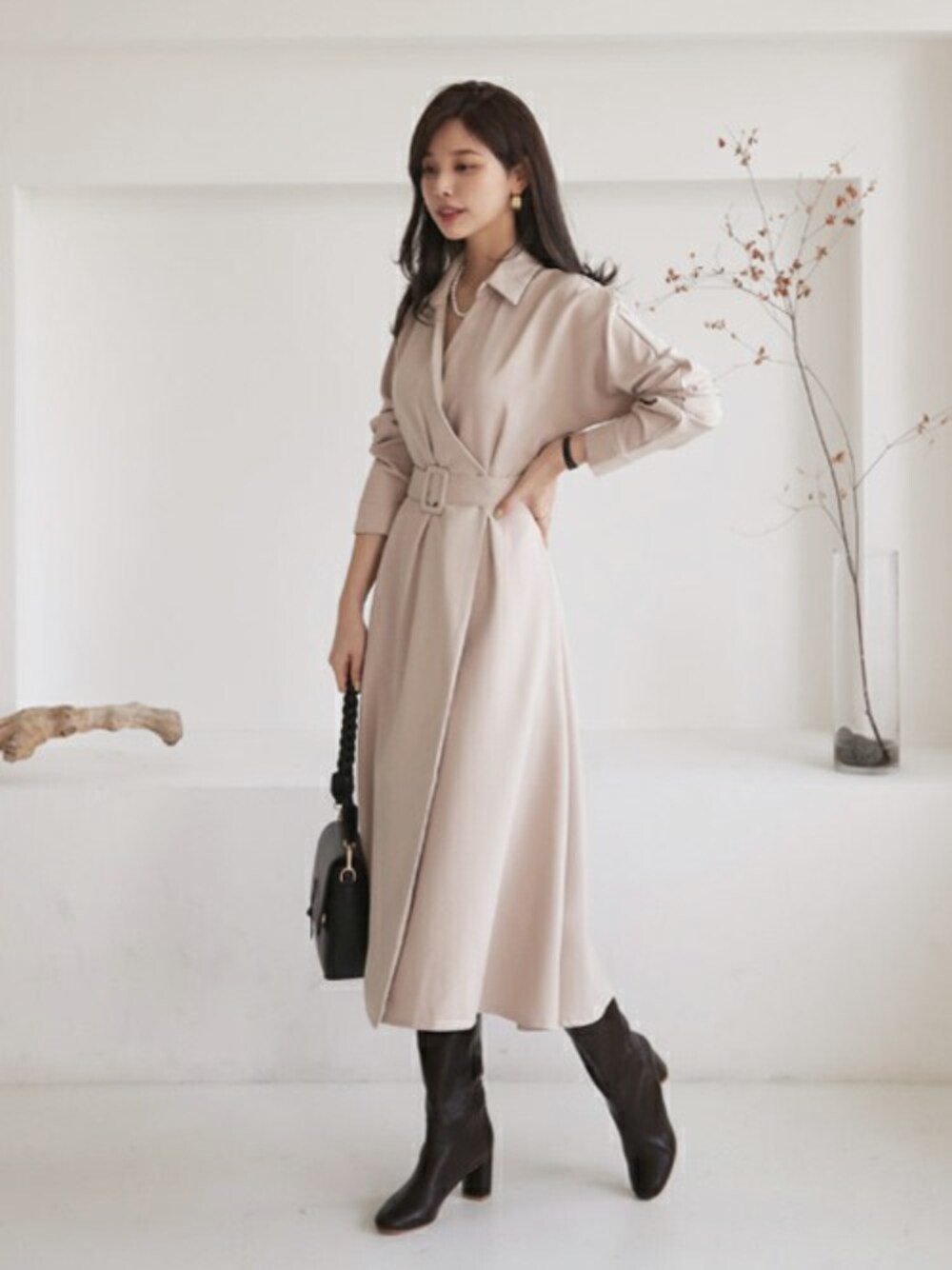 ベージュ系のワンピース、ホワイト系のその他を着用したレディースの秋コーディネートの1枚目の写真