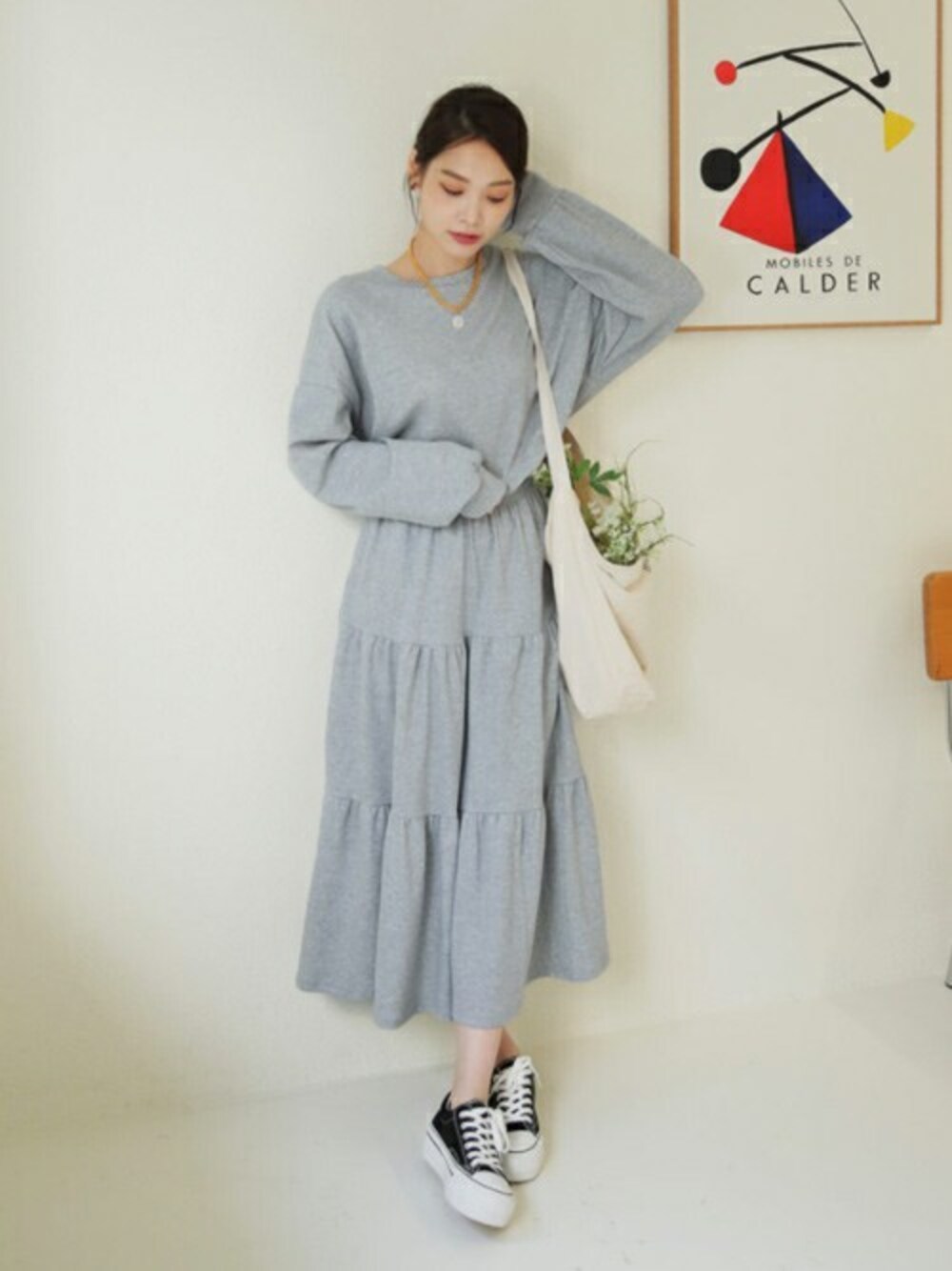 グレー系のスウェット、ホワイト系のその他を着用したレディースの秋コーディネートの1枚目の写真