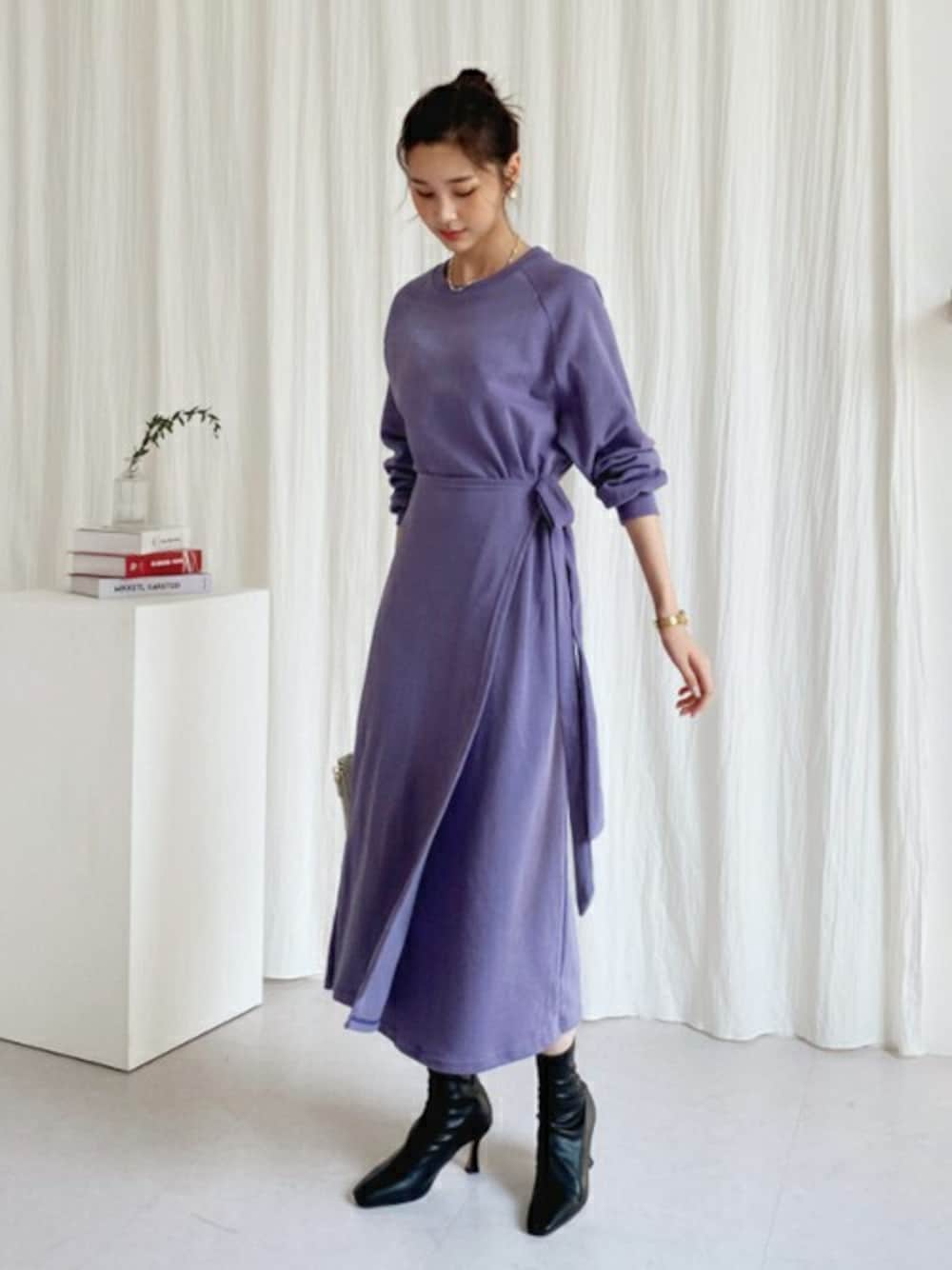 パープル系のワンピース、その他のTシャツ/カットソーを着用したレディースの秋コーディネートの1枚目の写真