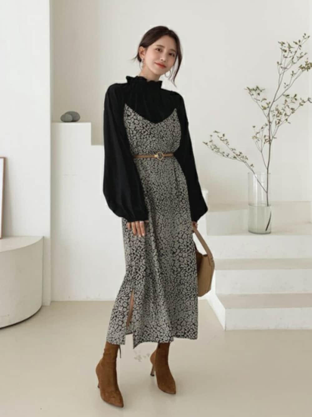 ブラック系のワンピース、ブラック系のシャツ/ブラウス、その他のTシャツ/カットソーを着用したレディースの秋コーディネートの1枚目の写真