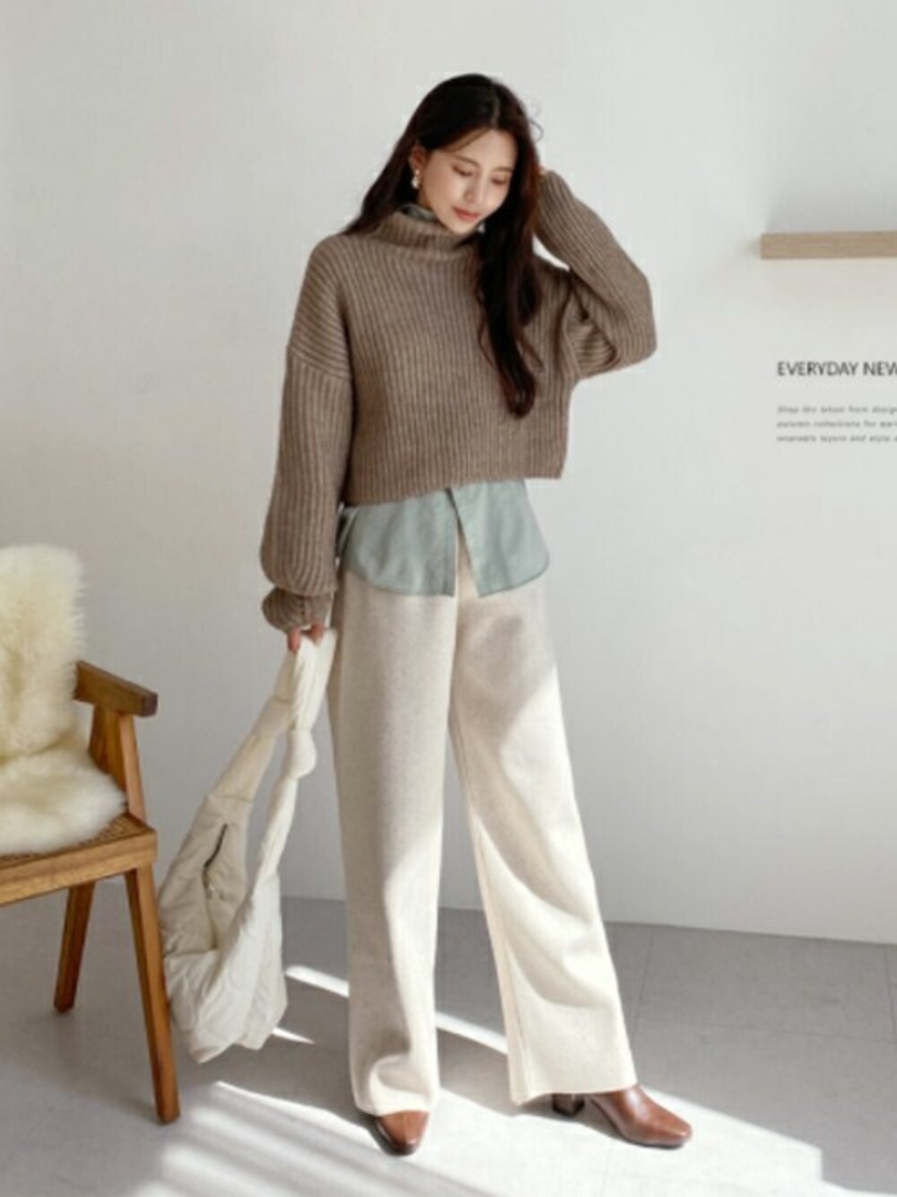 ブラウン系のニット/セーター、ホワイト系のその他パンツ、その他のTシャツ/カットソーを着用したレディースの秋コーディネートの1枚目の写真
