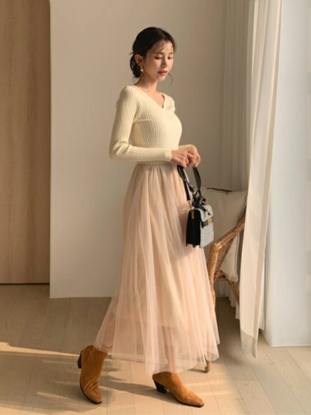 ベージュ系のワンピース、その他のTシャツ/カットソーを着用したレディースの秋コーディネートの1枚目の写真