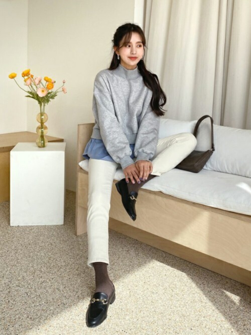 グレー系のスウェット、ホワイト系のその他パンツ、その他のTシャツ/カットソーを着用したレディースの秋コーディネートの1枚目の写真