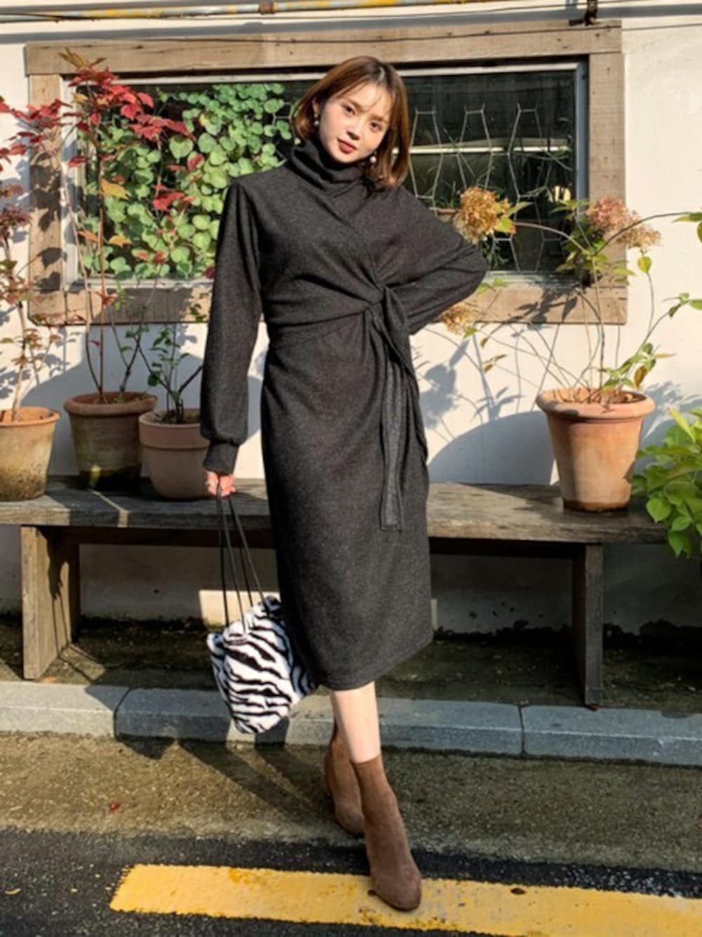 グレー系のワンピース、その他のTシャツ/カットソーを着用したレディースの秋コーディネートの1枚目の写真