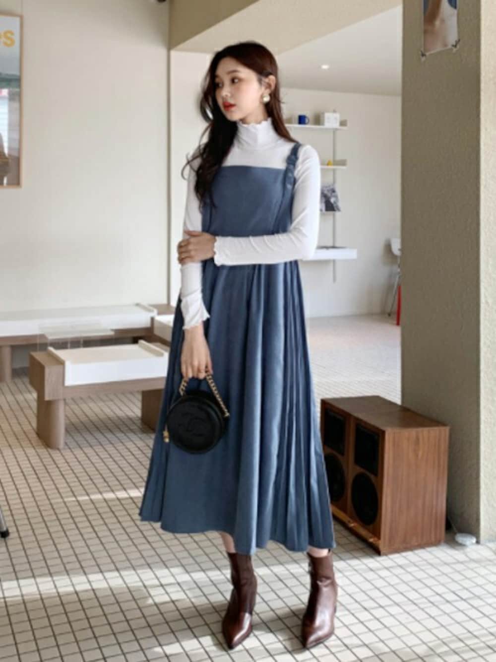 ブルー系のワンピース、ホワイト系のTシャツ/カットソー、その他のTシャツ/カットソーを着用したレディースの秋コーディネートの1枚目の写真