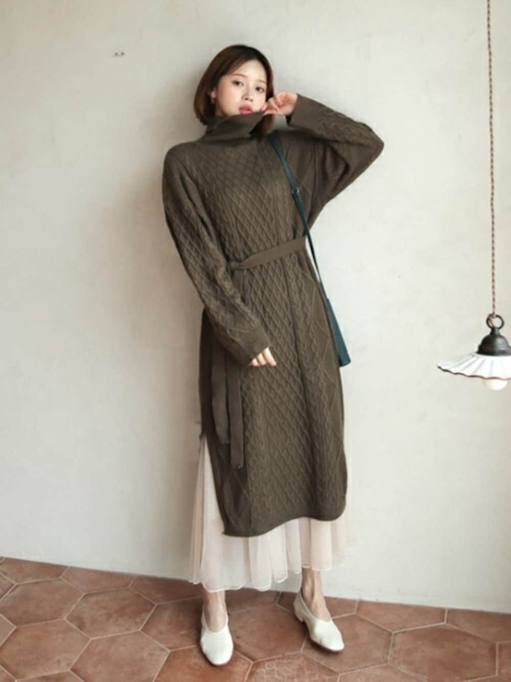 ブラウン系のニット/セーター、その他のTシャツ/カットソーを着用したレディースの秋コーディネートの1枚目の写真