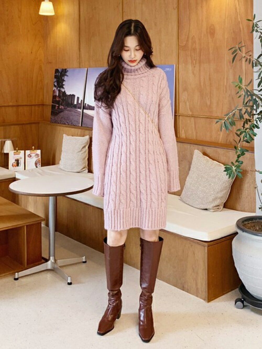 「ワンピース、ピンク、dholic、ニットワンピース、タートルネック、タートルネックニット、大人ガーリー、ミニワンピース、ディーホリック」｜「DHOLICのツイストタートルニットワンピース（ワンピース、ピンク系）」を使った、ディーホリックさん（レディース・163cm）の秋コーディネートの1枚目の写真