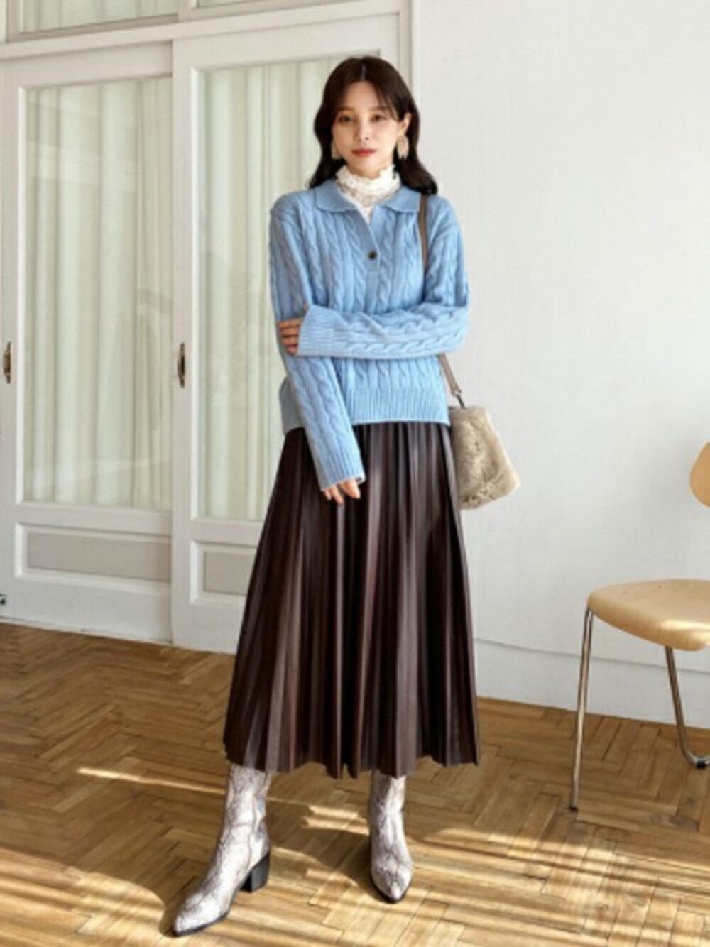 ブルー系のニット/セーター、ブラウン系のスカート、ホワイト系のその他を着用したレディースの秋コーディネートの1枚目の写真