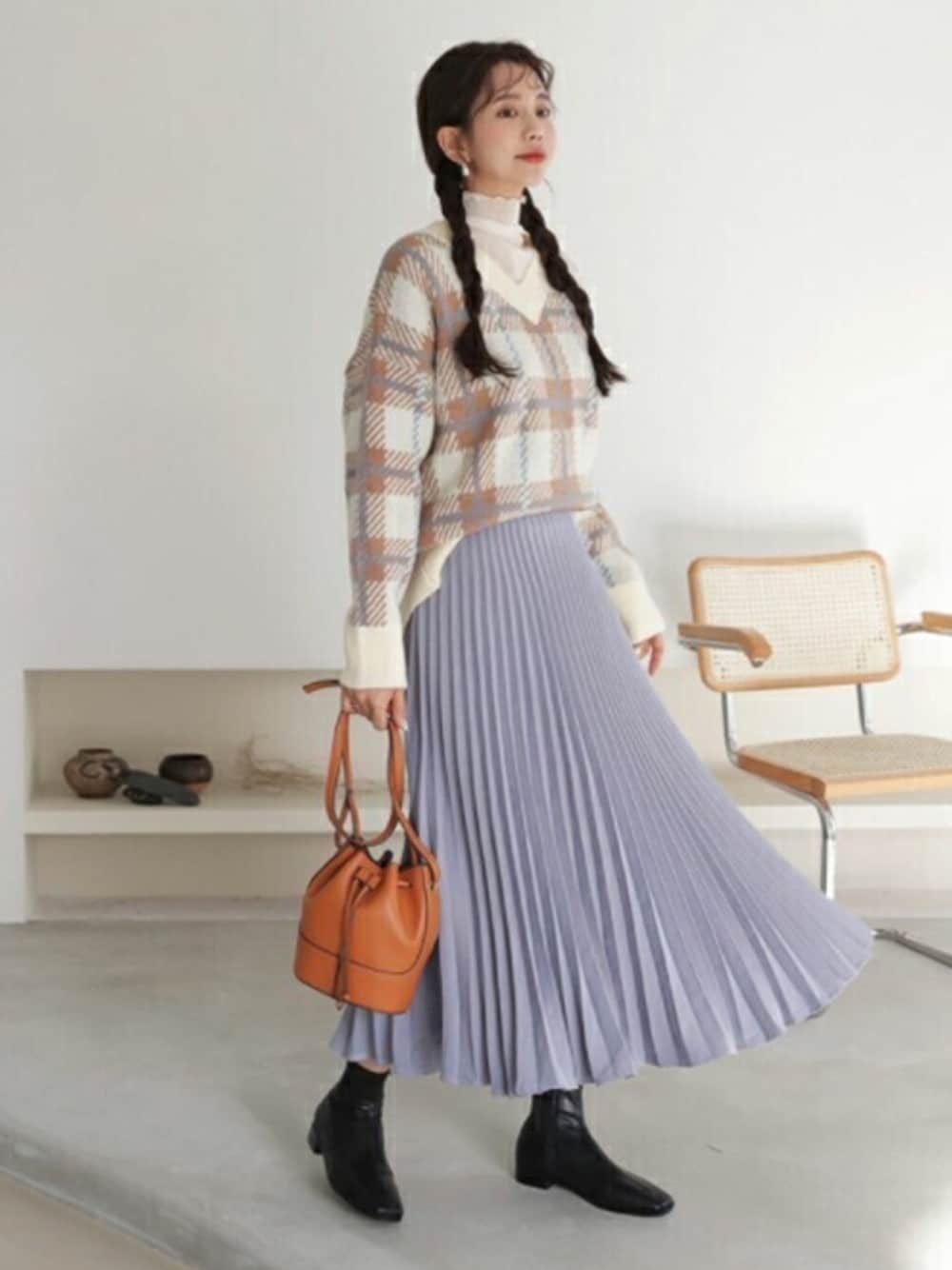 ホワイト系のニット/セーター、ブラック系のブーツ、その他のTシャツ/カットソーを着用したレディースの冬コーディネートの1枚目の写真