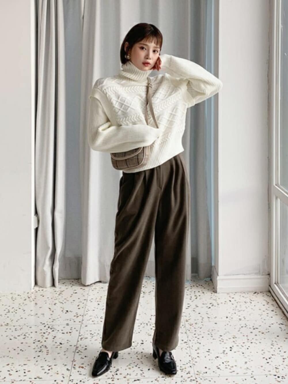 ホワイト系のニット/セーター、グリーン系のスラックス、その他のTシャツ/カットソーを着用したレディースの秋コーディネートの1枚目の写真