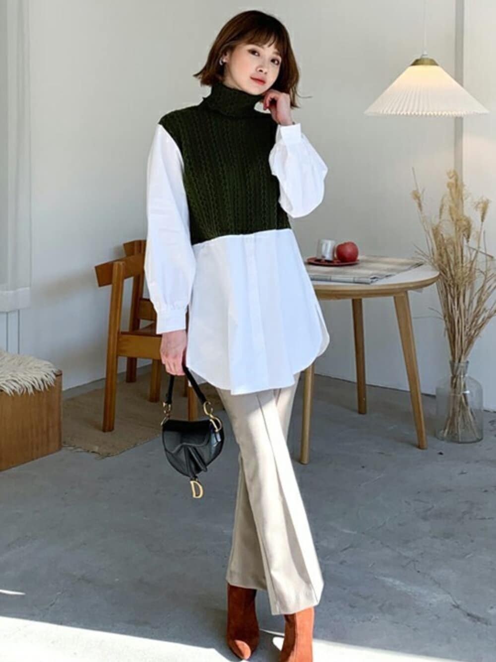 グリーン系のTシャツ/カットソー、ブラウン系のスラックス、その他のTシャツ/カットソーを着用したレディースの冬コーディネートの1枚目の写真