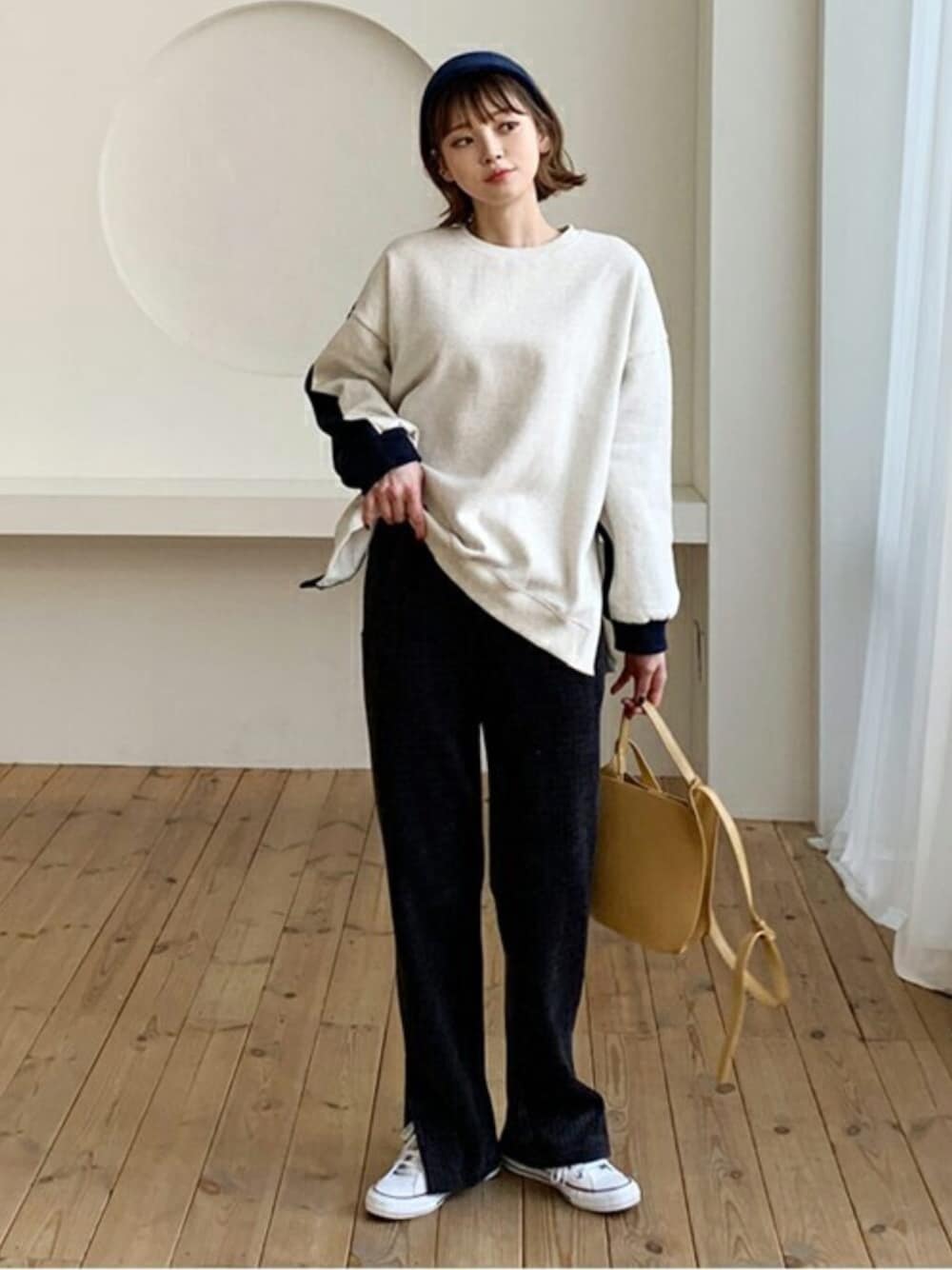 ブルー系のスウェット、グレー系のその他パンツ、その他のTシャツ/カットソーを着用したレディースの冬コーディネートの1枚目の写真