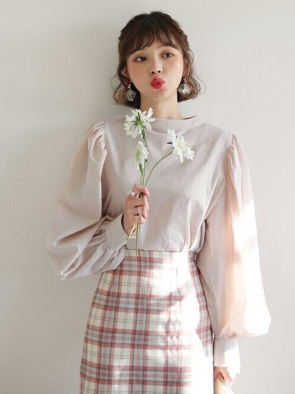 ピンク系のシャツ/ブラウス、ピンク系のスカートを着用したレディースの冬コーディネートの1枚目の写真