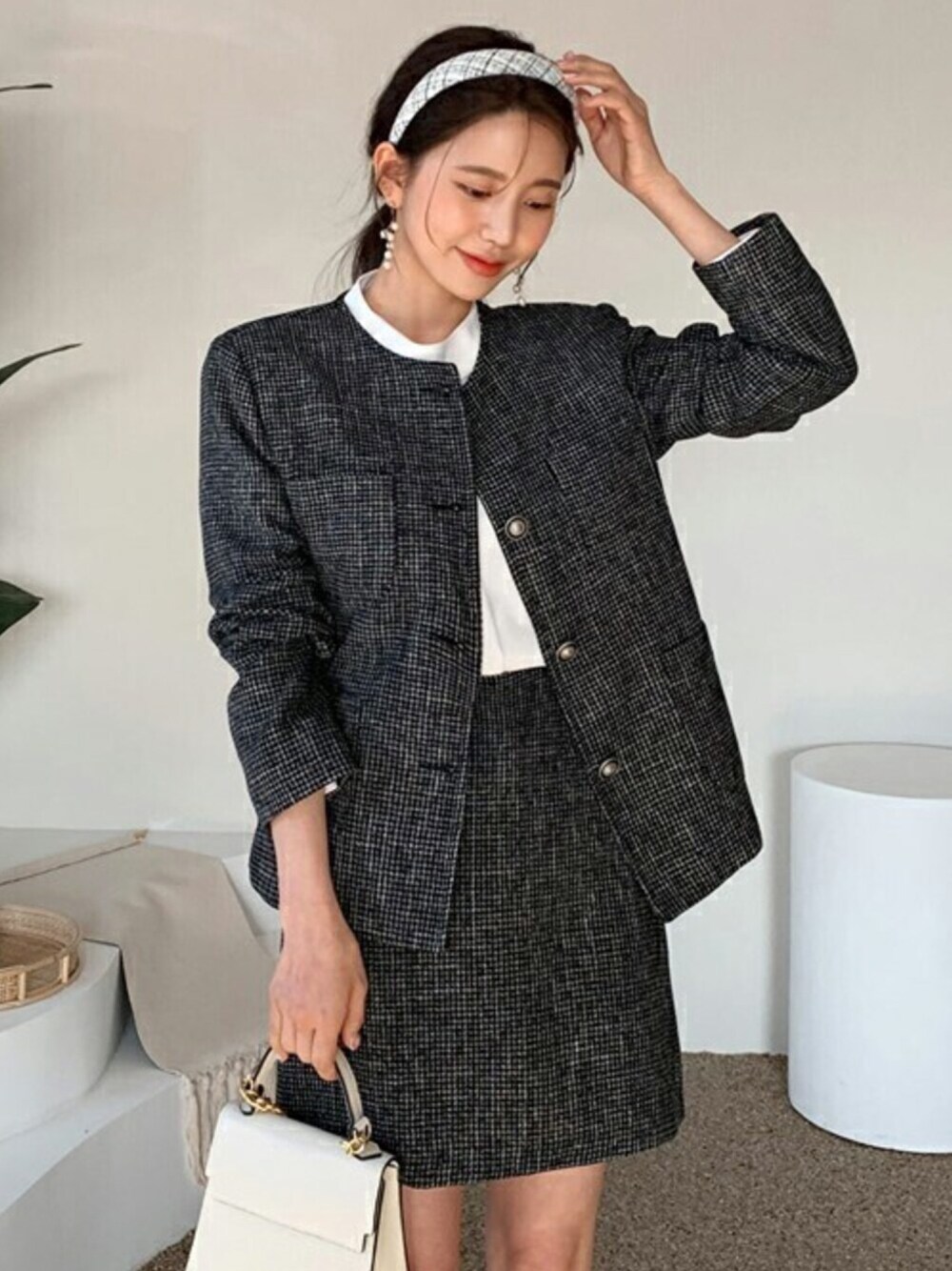 ブラック系のその他アウター、ホワイト系のシャツ/ブラウス、ブルー系のカチューシャを着用したレディースの冬コーディネートの1枚目の写真