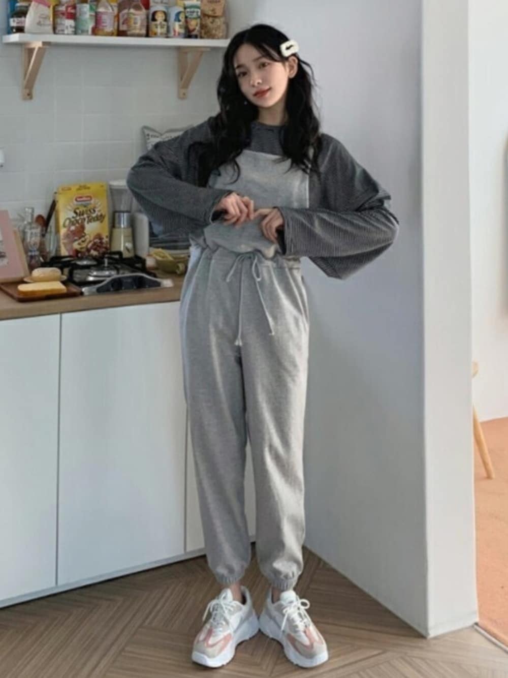 グレー系のつなぎ/オールインワン、ホワイト系のTシャツ/カットソーを着用したレディースの冬コーディネートの1枚目の写真