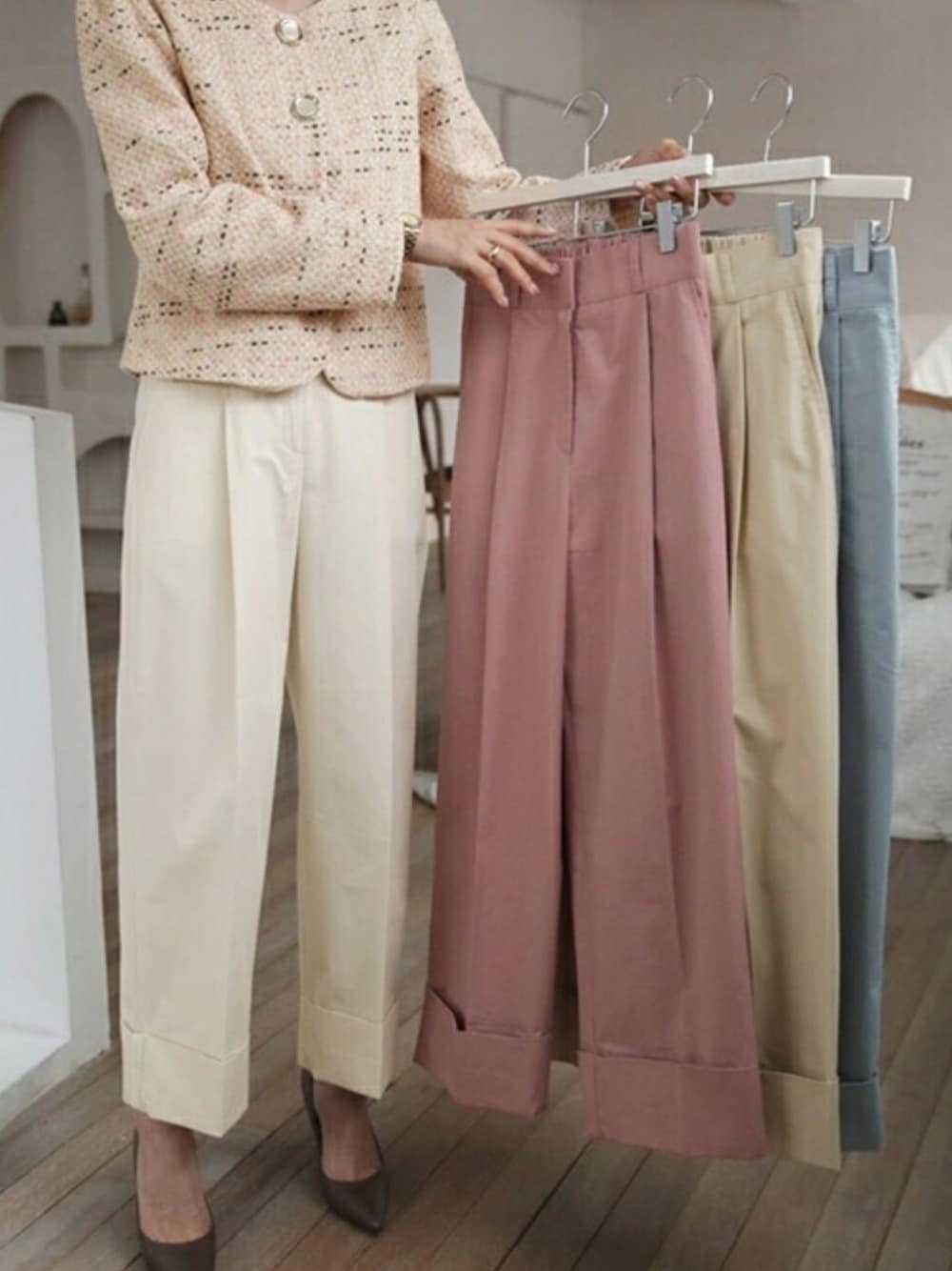 ベージュ系のノーカラージャケット、ホワイト系のその他パンツを着用したレディースの冬コーディネートの1枚目の写真