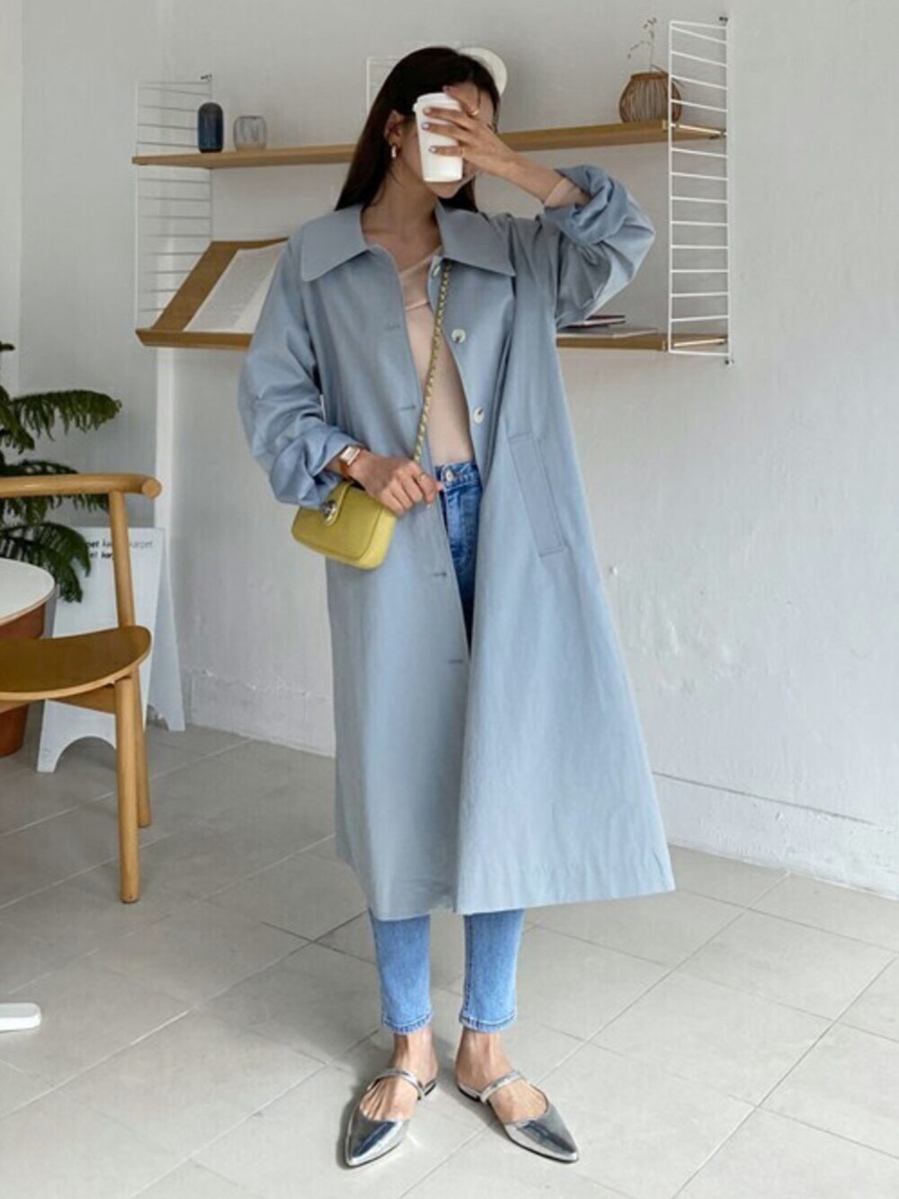 「トレンチコート、ブルー、dholic、春アウター、春カラー、スカイブルー、淡色コーデ、dholicコーデ」｜「DHOLICのシングルトレンチコート（トレンチコート、ブルー系）」を使った、ディーホリックさん（レディース・164cm）の春コーディネートの1枚目の写真