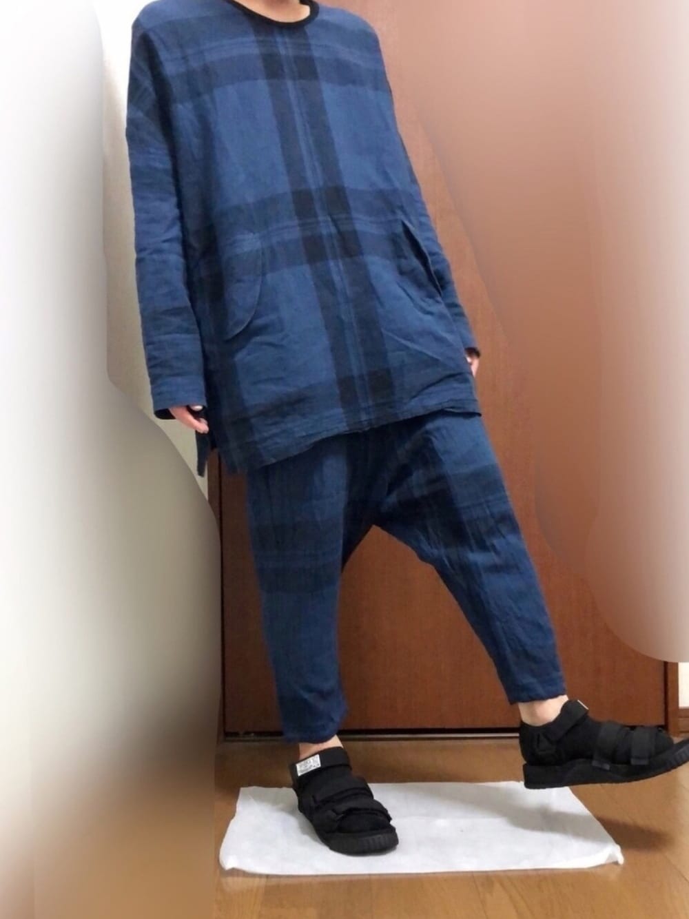 「おうちファッション、部屋撮り、ゆるコーデ、休日スタイル、セットアップ、サンダル、プルオーバー、サルエルパンツ、STOF、SHAKA」｜「バックシルエットのアイテム（その他、ブルー系）」を使った、WMさん（メンズ・163cm）の春コーディネートの1枚目の写真