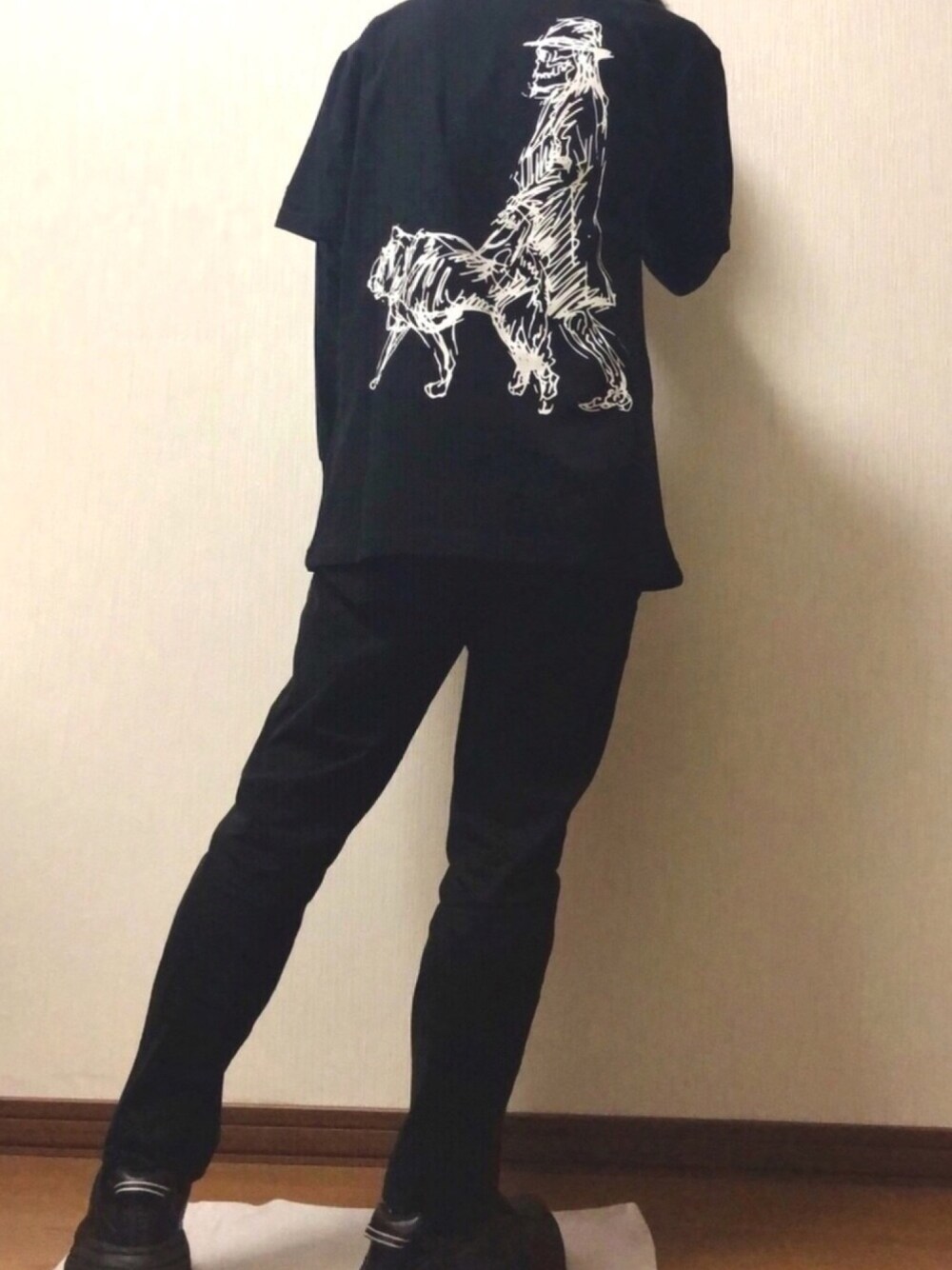 ブラック系のTシャツ/カットソー、ブラック系のデニムパンツ、ブラック系のスニーカーを着用したメンズの春コーディネートの1枚目の写真