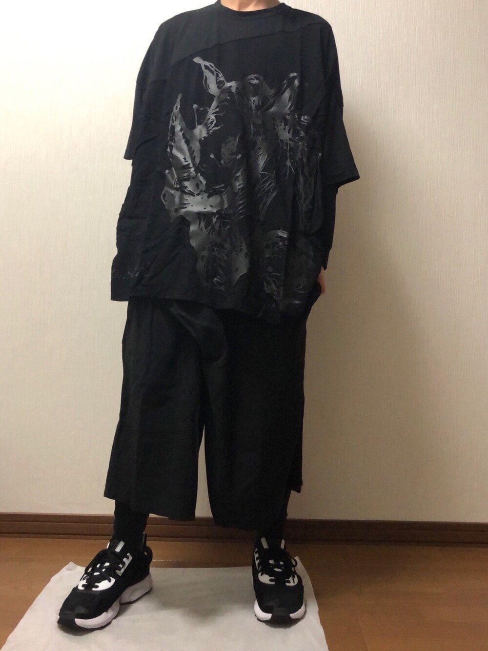 ブラック系のTシャツ/カットソー、ブラック系のその他パンツ、ブラック系のスニーカーを着用したメンズの春コーディネートの1枚目の写真