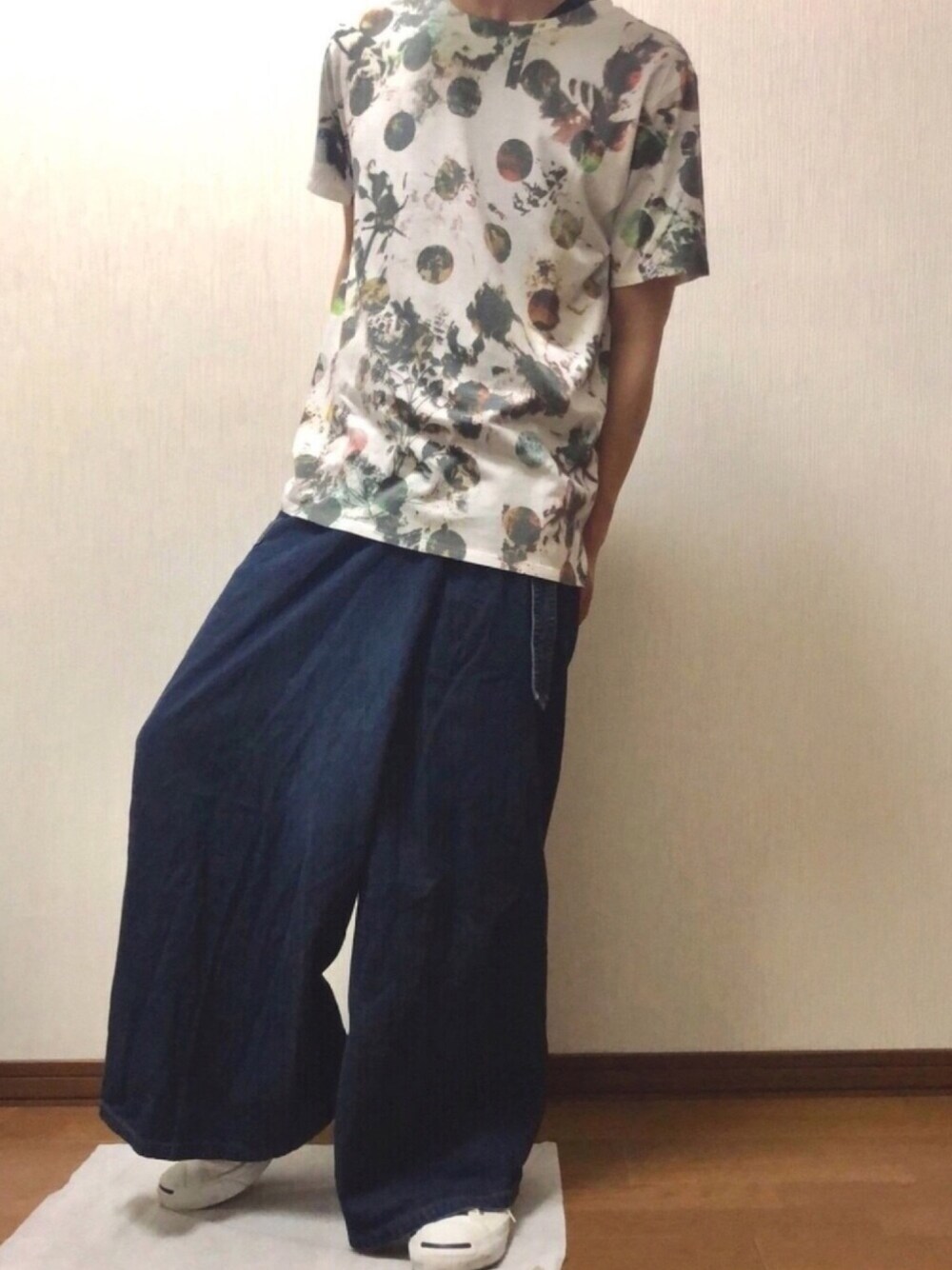 ホワイト系のTシャツ/カットソー、ブルー系のデニムパンツ、ホワイト系のスニーカーを着用したメンズの春コーディネートの1枚目の写真