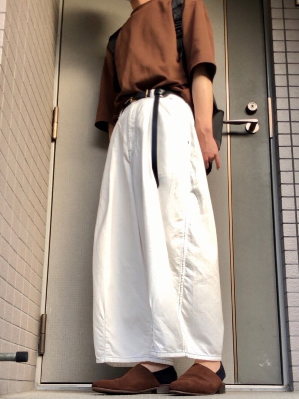 ブラウン系のTシャツ/カットソー、ホワイト系のデニムパンツ、ブラウン系のサンダルを着用したメンズの夏コーディネートの1枚目の写真
