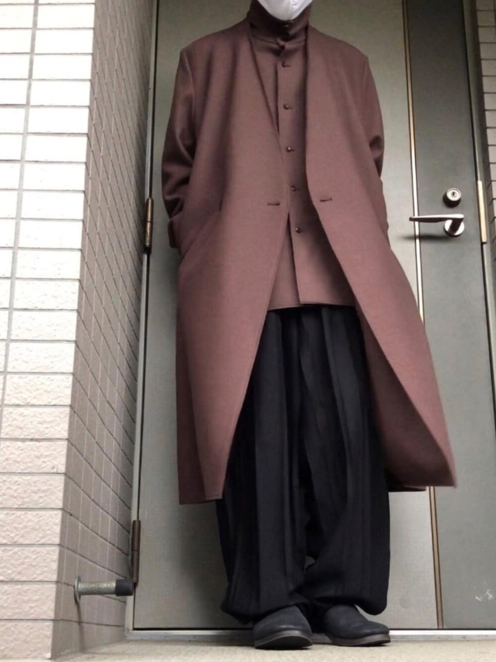 ブラウン系のその他アウター、ブラック系のその他パンツ、ブラック系のその他シューズを着用したメンズの秋コーディネートの1枚目の写真