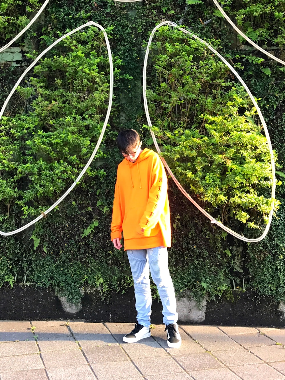 「Hollywood Heartbreaker、REPRESENT、VANS、sneakers、streetstyle、oversize、ootd」｜「HOLLYWOOD HEARTBREAKERのアイテム（パーカー、オレンジ系）」を使った、闕壯維さん（メンズ・170cm）の冬コーディネートの1枚目の写真