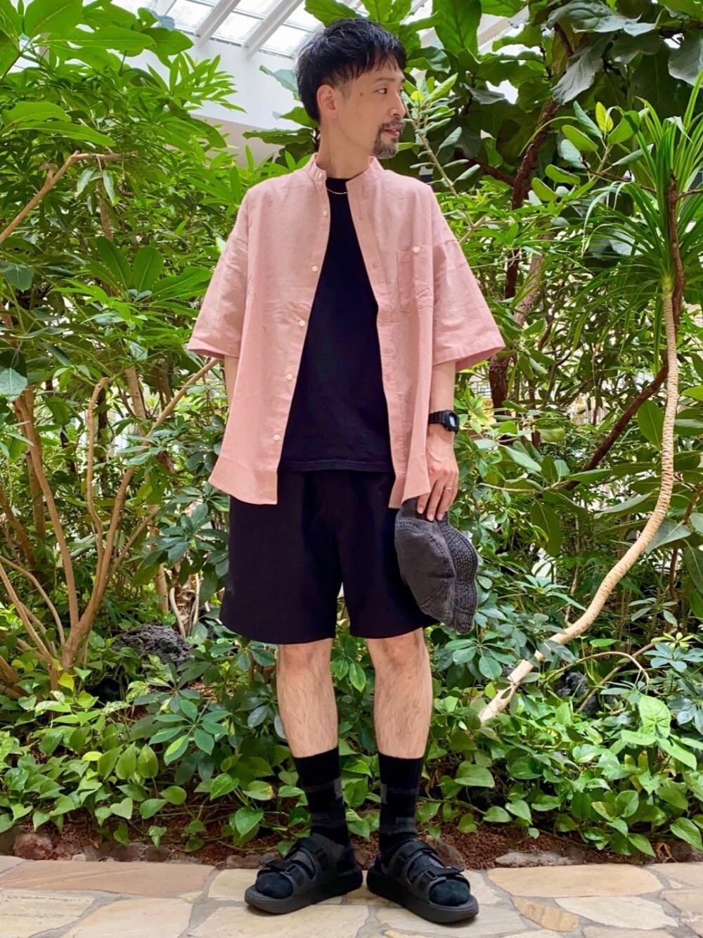 「ショートパンツ、ユニセックス、coen、モノトーンコーデ、夏コーデ、バケットハット、コーエン、セールアイテム、USAコットン」｜「coenのUSAコットンクルーネックTシャツ（Tシャツ/カットソー、ブラック系）」を使った、coenむらたさん（メンズ・173cm）の夏コーディネートの1枚目の写真