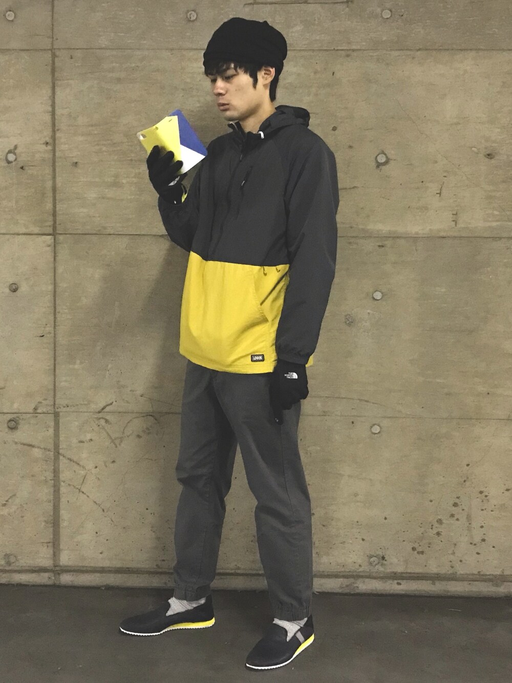 「イエロー×グレー、イエロー×ネイビー」｜「alfredoBANNISTERのポイントカラーソールスリッポン（スリッポン、ブルー系）」を使った、cordeneliusさん（メンズ・180cm）の秋コーディネートの1枚目の写真