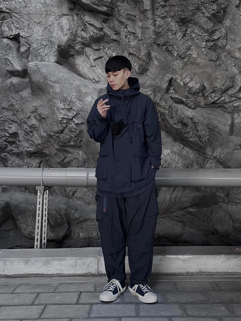 「ootd、outfit、outdoor、street、Taiwan」｜「oqLiqのアイテム（トレンチコート、ブルー系）」を使った、BIn_さん（メンズ・180cm）の冬コーディネートの1枚目の写真