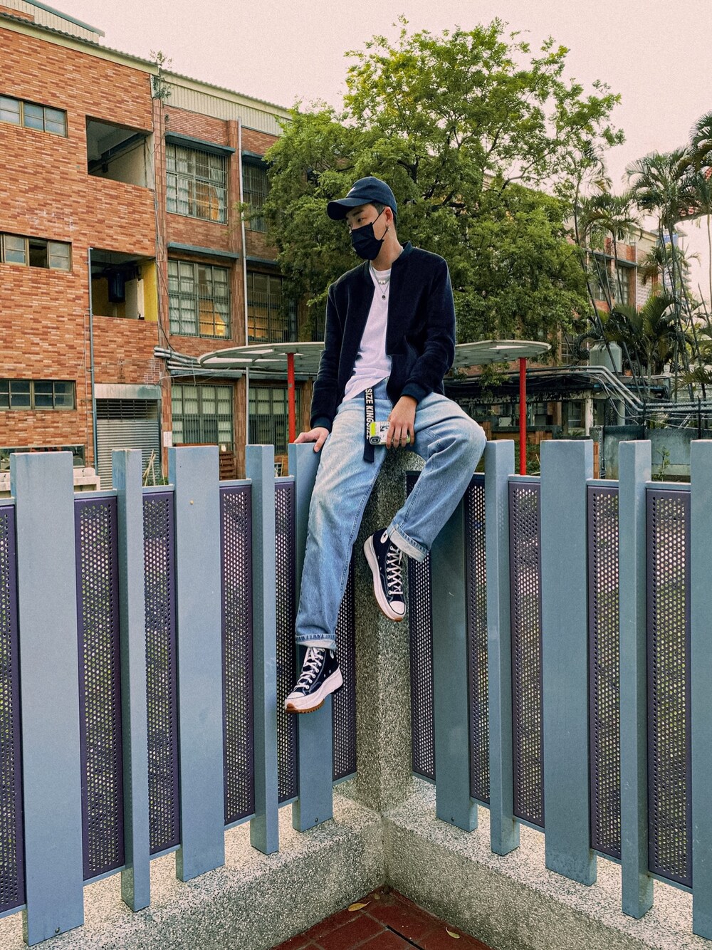 「ootd、夏、街頭穿搭、球鞋、国潮、白T、男友風」｜「CONVERSEのアイテム（シューズ、ブラック系）」を使った、Yang🐑さん（メンズ・178cm）の春コーディネートの1枚目の写真