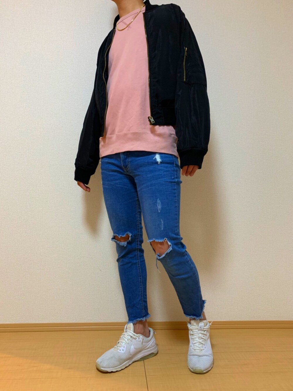 「スウェット、エムエーワン、ダメージデニムパンツ、ナイキ、おしゃれさんと繋がりたい、いいね、save、フォローお願いします🤑、いいね返し、ラクチンコーデ」｜「NIKEのアイテム（スニーカー、ホワイト系）」を使った、Ryuさん（メンズ・172cm）の春コーディネートの1枚目の写真