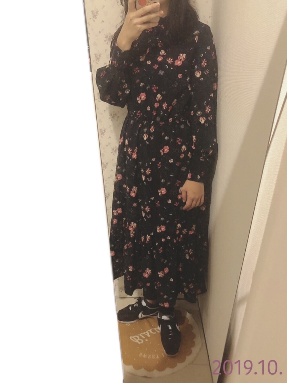 「ワンピース×スニーカー、花柄ワンピース、花柄、ワンピース」｜「AG by aquagirlのボウタイフラワープリントマキシ丈ワンピース（ワンピース、ブルー系）」を使った、3さん（レディース・158cm）の秋コーディネートの1枚目の写真