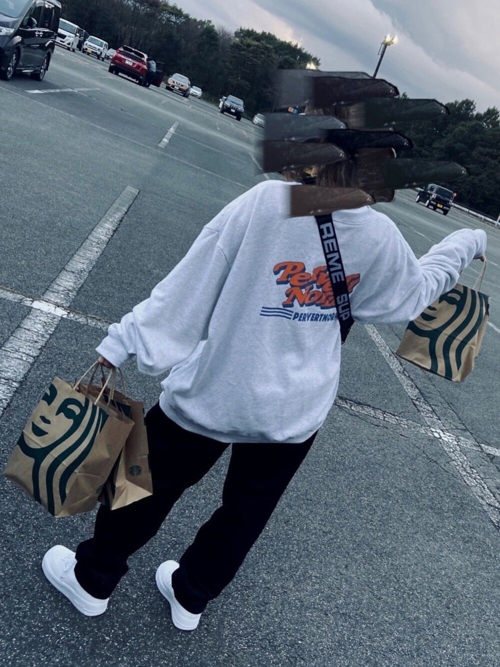 「street、streetgirl、streetfashion、streetstyle、WHO’S WHO gallery、supreme、corduroy pants、NIKE、airforce1、ストリート系」｜「WHO'S WHO galleryのCOOPERクルースウェット（スウェット、グレー系）」を使った、naaaさん（レディース・157cm）の秋コーディネートの1枚目の写真