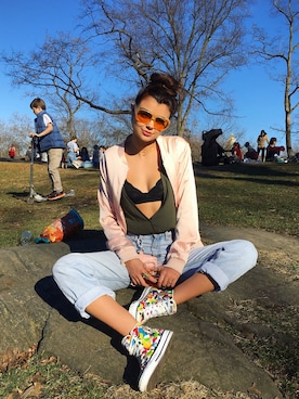 「sneakers」｜「アイテム（ノーカラージャケット）」を使った、Amy Nicole Douglasさん（レディース・170cm）の春コーディネート