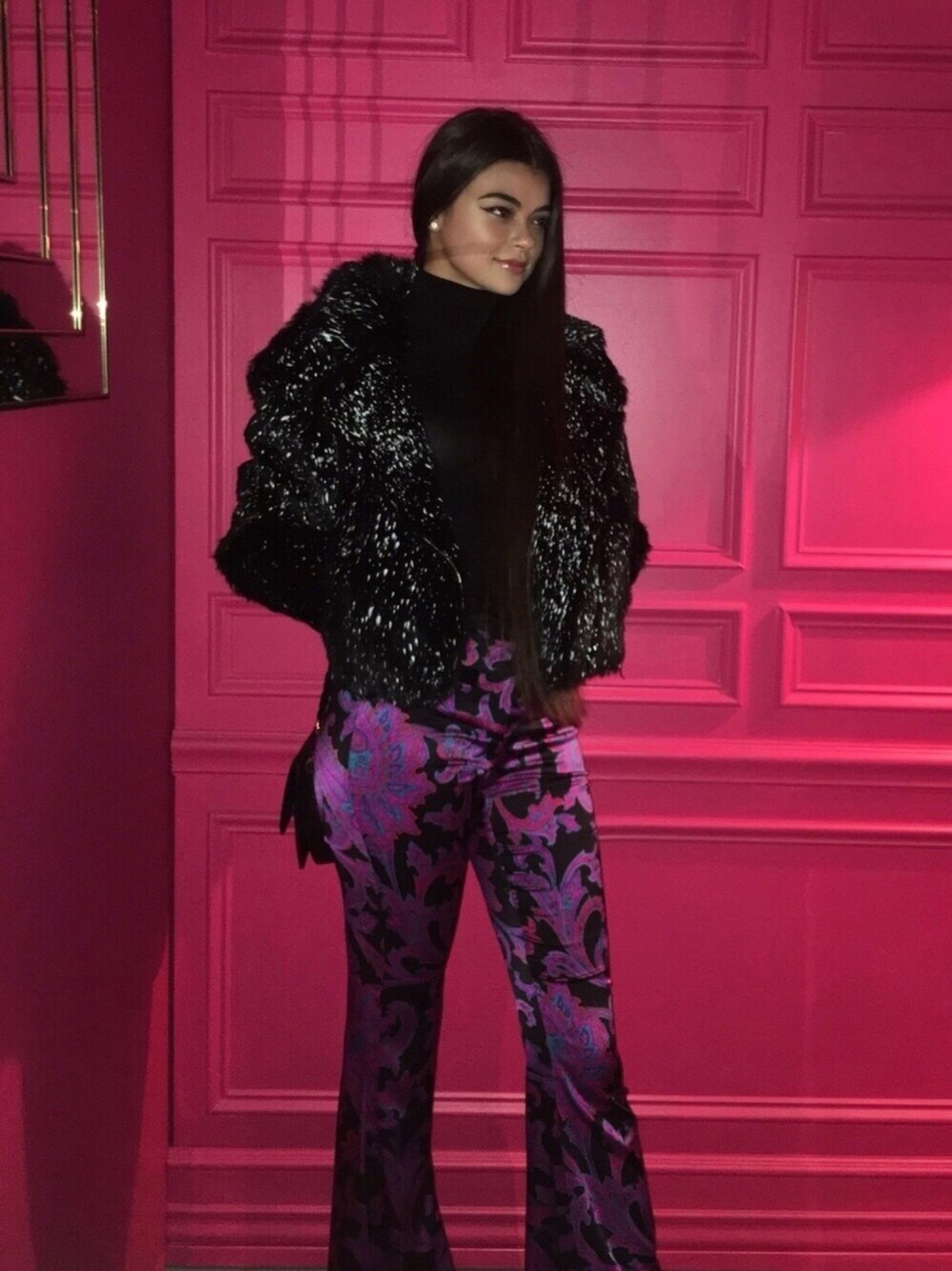 パープル系のその他パンツ、ブラック系のライダースジャケット、ブラック系のニット/セーターを着用したレディースの春コーディネートの1枚目の写真