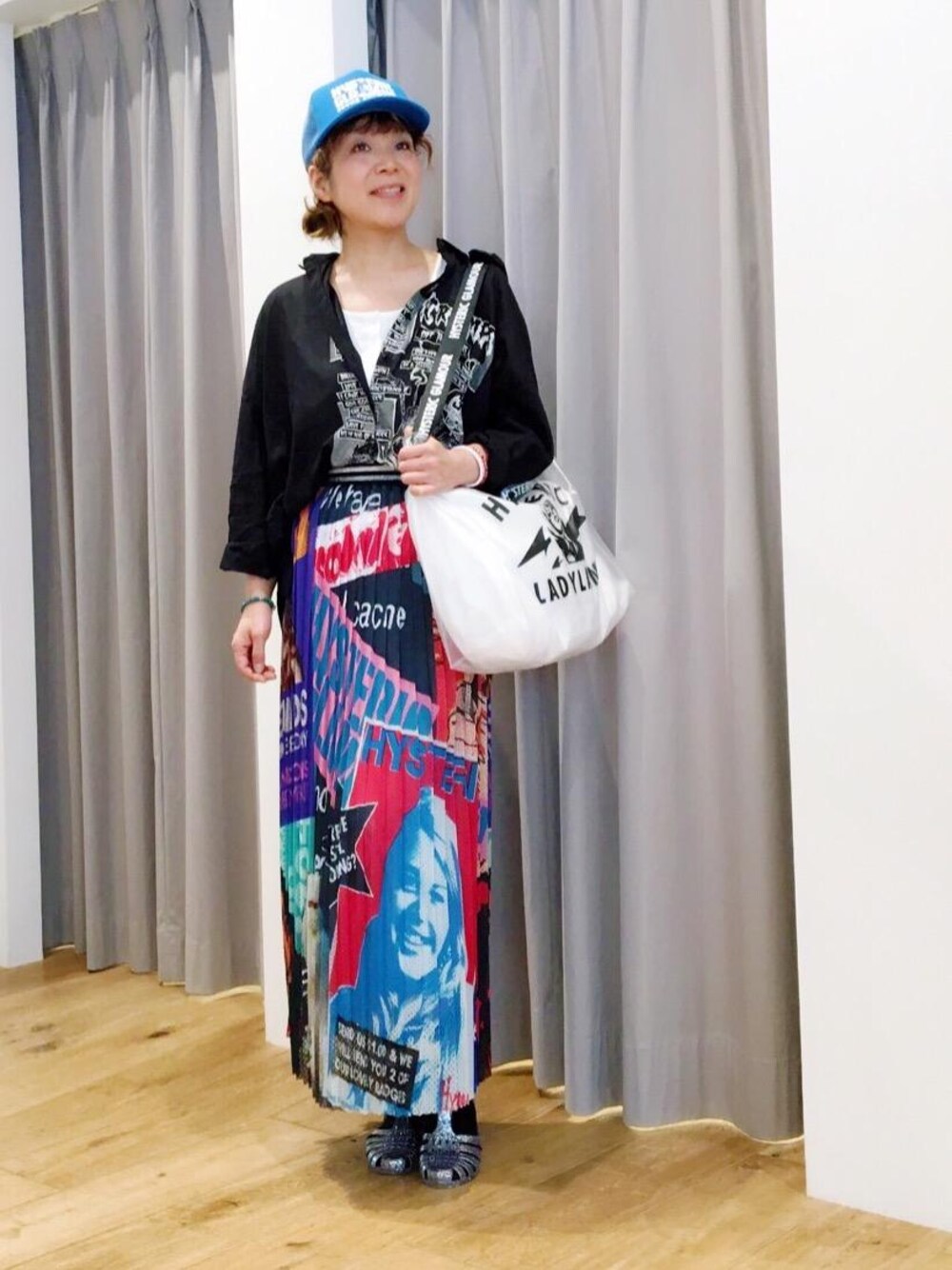 「カジュアル、マキシスカート、総柄、Hysteric Glamour、夏コーデ、ヒステリックグラマー、プリーツマキシ」｜「HYSTERIC GLAMOURのTHE CRAMPS/OFF THE BONEプリントオーバーシャツ（シャツ/ブラウス、ブラック系）」を使った、happachinさん（レディース・164cm）の春コーディネートの1枚目の写真