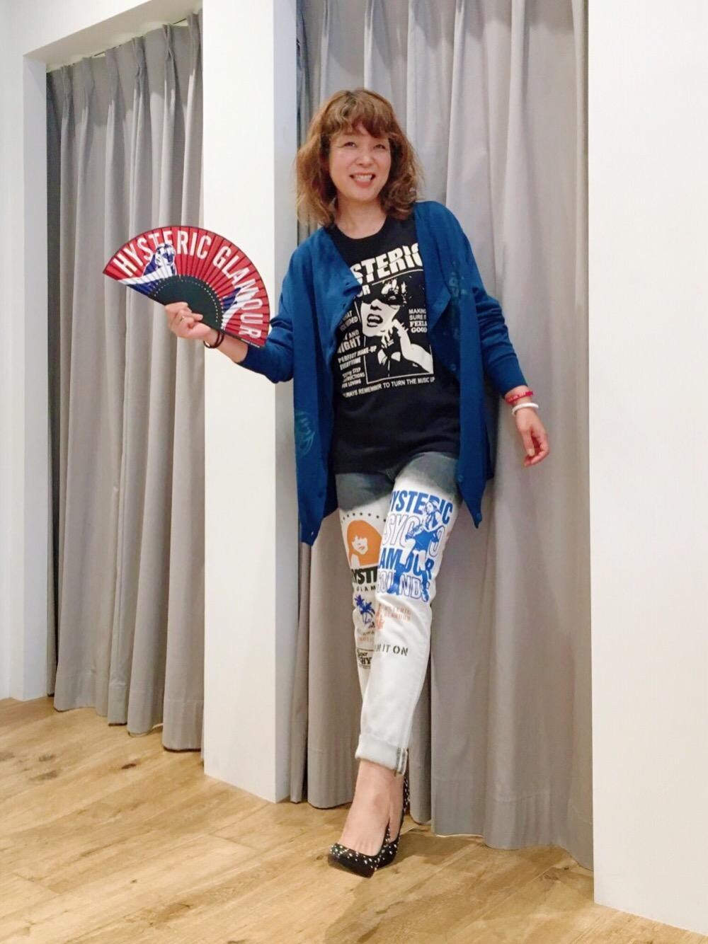 「デニム、カジュアル、Hysteric Glamour、夏コーデ、ヒステリックグラマー、扇子」｜「HYSTERIC GLAMOURのSCRATCH pt カーディガン（カーディガン/ボレロ、ブルー系）」を使った、happachinさん（レディース・164cm）の夏コーディネートの1枚目の写真