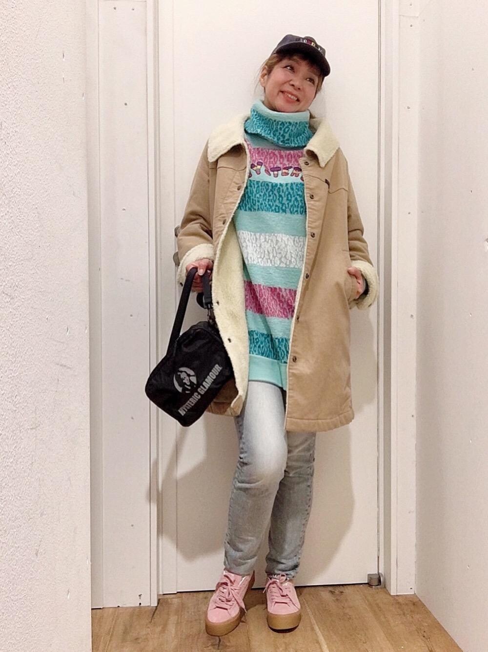 「スニーカー、デニム、冬コーデ、Hysteric Glamour、カジュアルコーデ、ヒステリックグラマー、ニットコーデ、冬アウター」｜「HYSTERIC GLAMOURのPLATFORM スニーカー（スニーカー、ピンク系）」を使った、happachinさん（レディース・164cm）の秋コーディネートの1枚目の写真