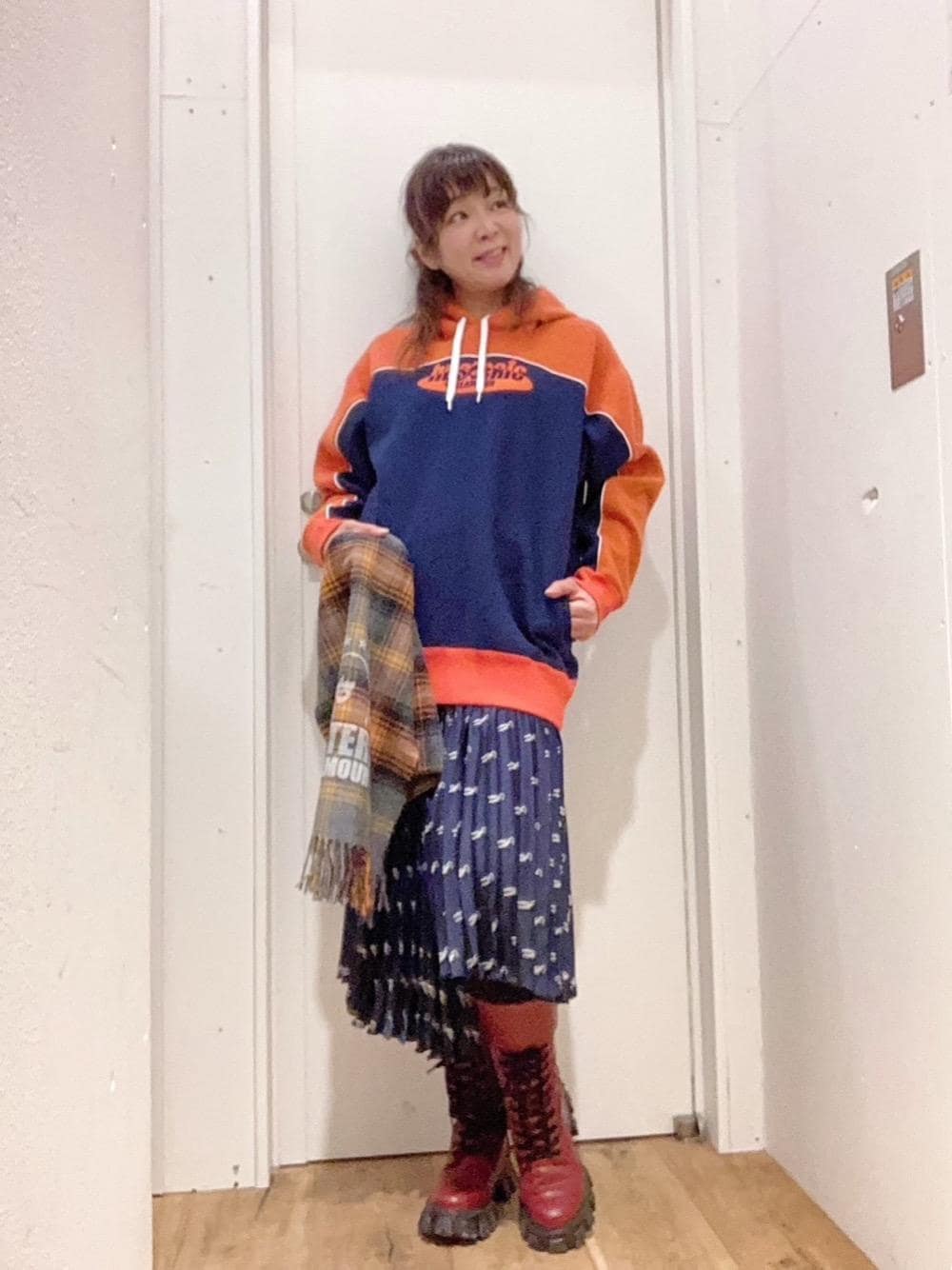 「ビッグシルエット、スカート、ブーツ、パーカー、冬コーデ、総柄、Hysteric Glamour、カジュアルコーデ、ヒステリックグラマー」｜「HYSTERIC GLAMOURのHYS MONOGRAM柄 プリーツロングスカート（スカート、ブルー系）」を使った、happachinさん（レディース・164cm）の冬コーディネートの1枚目の写真