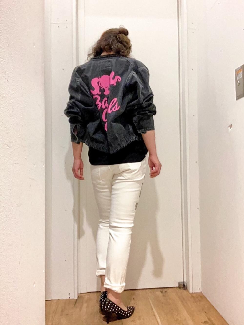 「シンプルコーデ、夏コーデ、カジュアルコーデ、ヒステリックグラマー、ロックコーデ、でにむ、春こーで、tシャツ、HYSTERIC GLAMOUR」｜「HYSTERIC GLAMOURのBAD GIRLS リメイク デニムジャケット（デニムジャケット、ブラック系）」を使った、happachinさん（レディース・164cm）の春コーディネートの1枚目の写真