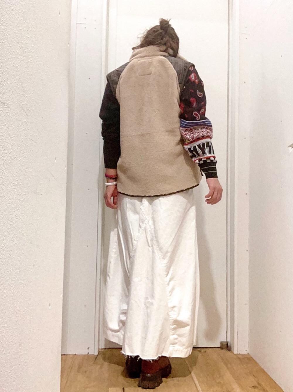 「スウェット、スカート、冬コーデ、カジュアルコーデ、ヒステリックグラマー、秋コーデ、べすと、hysteric glamour」｜「HYSTERIC GLAMOURのAWSR バングル（バングル/リストバンド、ブラック系）」を使った、happachinさん（レディース・164cm）の秋コーディネートの1枚目の写真