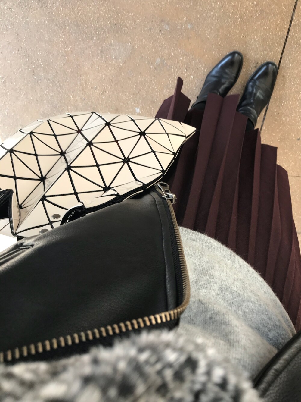 「クリスマス、デート、ショッピング、スヌード、ライダース、プリーツスカート、BAO BAO ISSEY MIYAKE」｜「URBAN RESEARCH DOORS WOMENSのDOORS　ライダースジャケット（ライダースジャケット、ブラック系）」を使った、マホロさん（レディース・159cm）の冬コーディネートの1枚目の写真