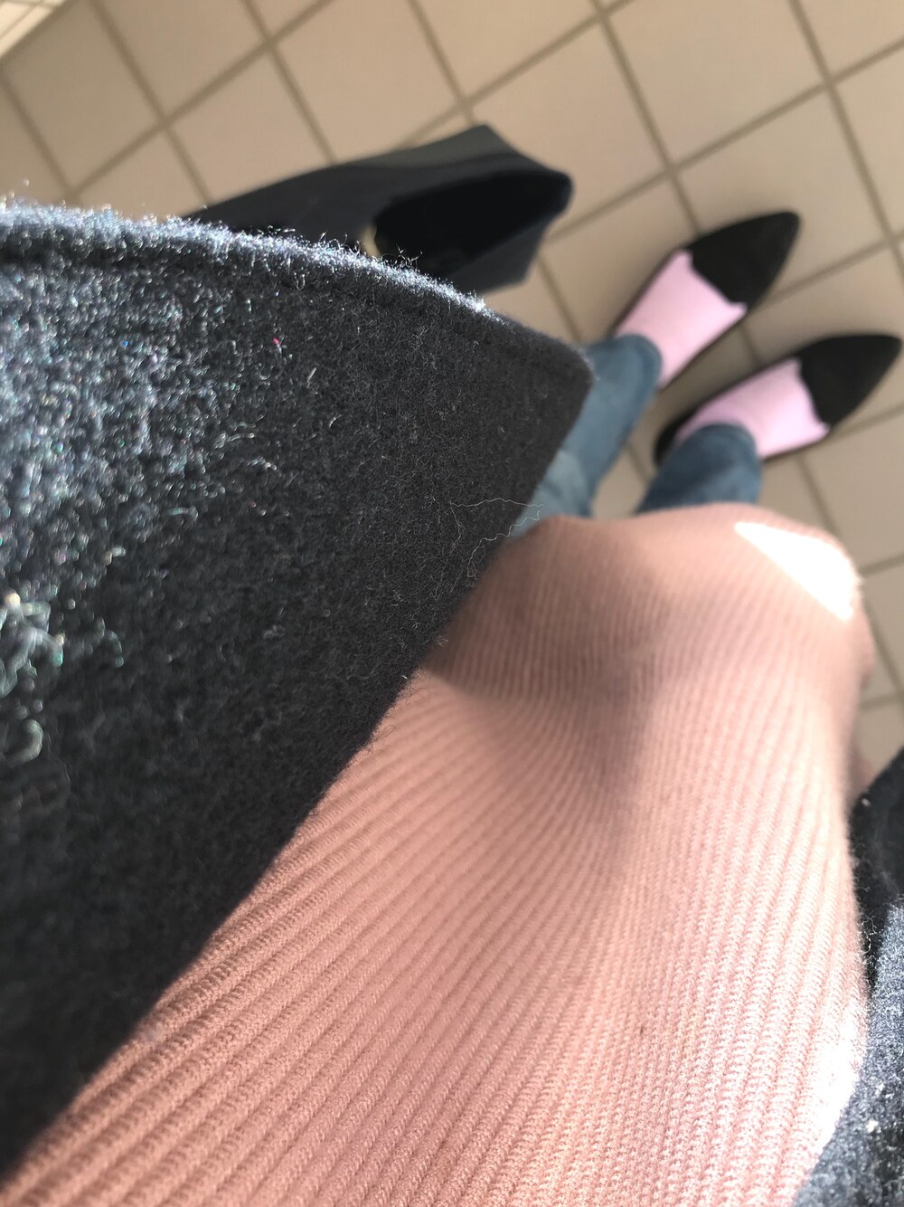 「ピンク、ネイビー、大人カジュアル、休日スタイル、ピンク×ネイビー、Mila Owen、トートバッグ」｜「Mila OwenのVネックリブニット（ニット/セーター、ピンク系）」を使った、マホロさん（レディース・159cm）の冬コーディネートの1枚目の写真