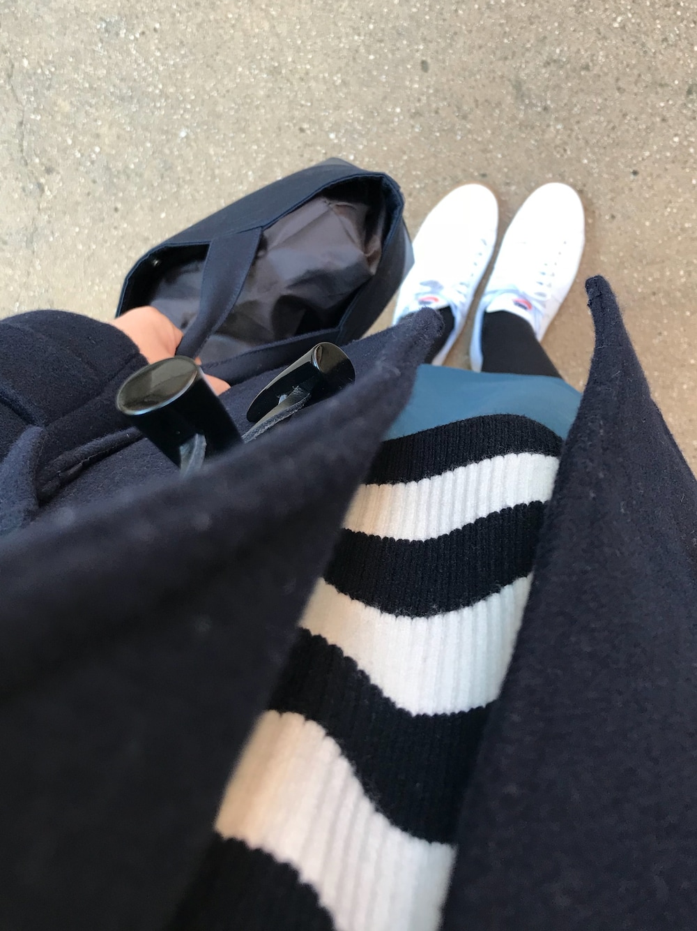 「カジュアルコーデ、ボーダー、ブルースカート、ホワイトスニーカー、NIKE、Ray BEAMS、yecca vecca、Mila Owen」｜「Ray BEAMSの■Ray BEAMS / メルトン ショート ダッフルコート（ダッフルコート、ブルー系）」を使った、マホロさん（レディース・159cm）の冬コーディネートの1枚目の写真