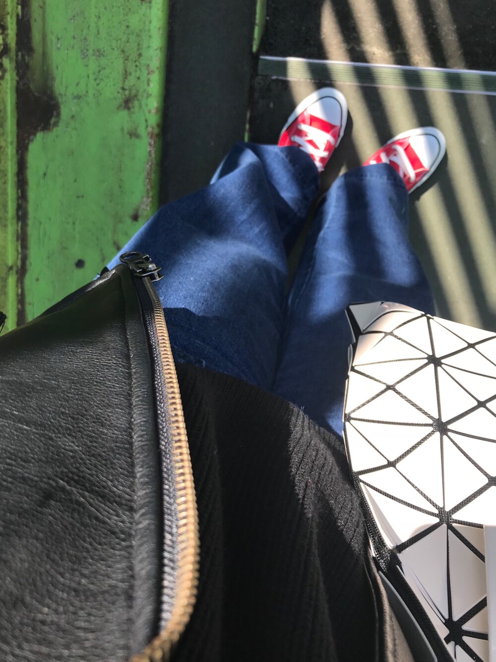 「カジュアルコーデ、休日スタイル、パンツスタイル、スニーカーコーデ、ランチコーデ、女子会、ライダース、BAO BAO ISSEY MIYAKE」｜「CONVERSEのCONVERSE コンバース ALL STAR HI オールスター ハイ　（スニーカー、レッド系）」を使った、マホロさん（レディース・159cm）の冬コーディネートの1枚目の写真